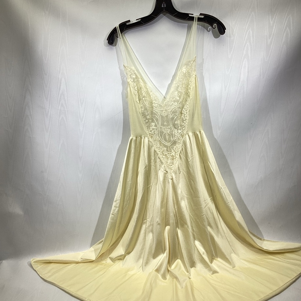 Vintage Olga Nightgown Womens Medium Ivory Lace Bodice Maxi Gown 91140 USA 90s